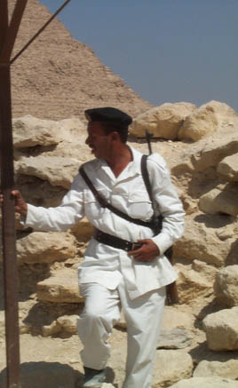 Beväpnade vakter vid pyramiderna